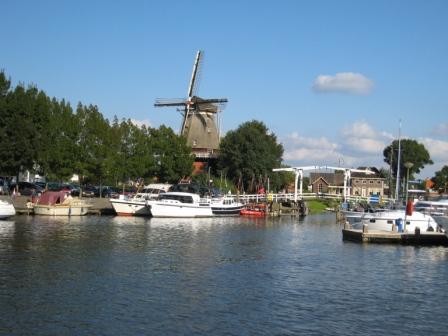 De binnenhaven van Harderwijk ten het centrum aan